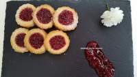   GALLETAS DE MANTEQUILLA CON MERMELADA DE FRESAS