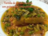   Tortilla de patata en salsa con guisantes y champiñones