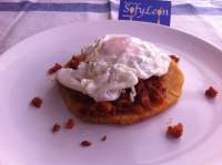   Tortos de maíz con picadillo y huevo