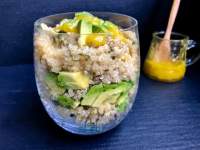   Ensalada de quinoa y aguacate con limaneta de mango