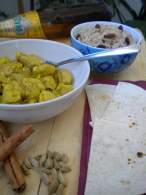   Pollo masala y arroz pilaf con pasas
