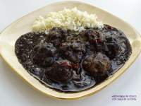   Albóndigas de choco en salsa de su tinta