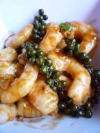   GAMBAS SALTEADAS A LA PIMIENTA VERDE
