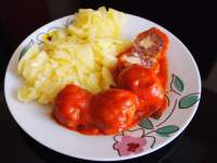   Albóndigas de pollo con tomate rellenas de queso