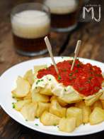 
PATATAS BRAVAS CON ALIOLI Y SALSA DE TOMATE  