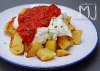 
PATATAS BRAVAS CON ALIOLI Y SALSA DE TOMATE  