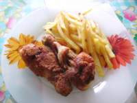   Jamoncitos de pollo rebozados con guarnición de patatas fritas