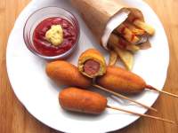   banderillas de salchichas empanadas (Corn Dogs)