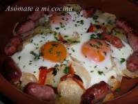   Patatas con pimientos, huevos y salchichas (horno)