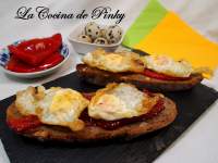   TOSTAS DE PIMIENTOS CARAMELIZADOS Y HUEVO DE CODORNIZ