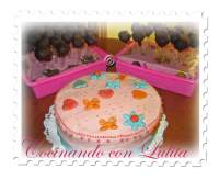   Tarta fondant mariposas con frosting de chocolate blanco y bizcobolas