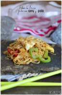 Fideos de arroz con curry y pollo  