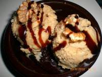   Helado de yogurt con nueces caramelizadas