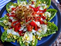   ENSALADA DE BACALAO CONFITADO, CON FRITADA DE PUERRO Y PIMIENTOS ASADOS