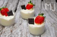 
MOUSSE DE CHOCOLATE BLANCO CON CHOCOLATE NEGRO Y FRESAS  