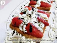   Tostadas de fresas con nata y miel de melaza  