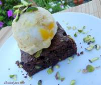   BROWNIE CON PISTACHOS Y HELADO DE LEMON-PIE