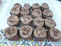   CUPCAKES DE CHOCOLATE (RELLENOS DE MERMELADA DE FRESA O GANACHE)