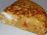   Tortilla de patata, cebolla  confitada  y queso crema