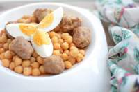   Garbanzos con longaniza y huevo duro