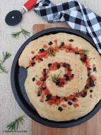   Focaccia enrollada de tomate y aceitunas