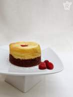   Pasteles de brownie y tarta de queso con frambuesas