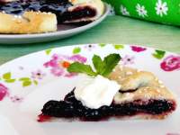   Galette with cherry pie filling (Tarta rústica de cerezas)