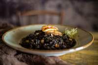   ARROZ NEGRO DE GALERAS CON CALAMARES Y SALMONETES A LA PLANCHA