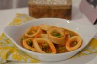   Calamares en salsa con guisantes