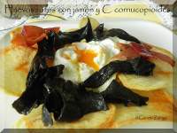   Huevos rotos con jamón y C. cornucopioides