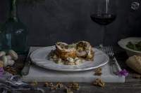 PECHUGA DE PAVO RELLENA DE QUESO AZUL, BACON Y NUECES CON SALSA DE CHAMPIÑONES Y VINO BLANCO  