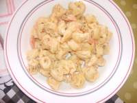   Tortellinis con queso de pimientos asados y salmón