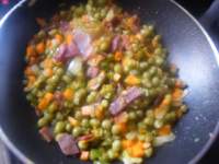   Ensalada de patata con refrito de verduras y jamón