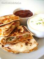   QUESADILLAS DE POLLO CON DOS SALSAS