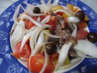   Ensalada con tomates y anchoas