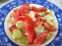   Ensalada de tomate, pepino y cebolla