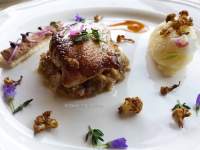   Picantón sobre duxelle, coliflor en dos texturas y foiegras - inspirado en Eneko Atxa