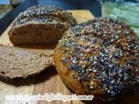   Pan de harina integral con mix de semillas y un regalo azul