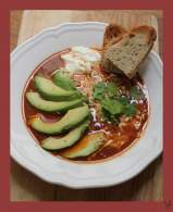   Sopa mexicana especiada, con pollo, aguacate y queso