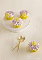 Cupcakes de vainilla con crema de violetas  