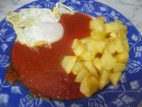   Huevo frito con patatas y salsa de tomate