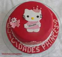   Tarta fondant Hello Kitty de fresa y crema pastelera
