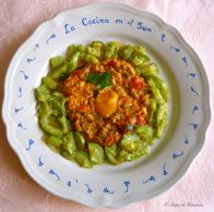   FRITADA DE TOMATES, CEBOLLAS Y PIMIENTOS CON HUEVO Y CALABACÌN .