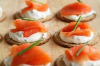 Aperitivos de salmón sobre galletas de avena   Commememucho