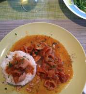 Sepia encebollada con tomate: tradición en estado puro   