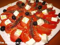   ENSALADA DE TOMATE, MOZARELLA Y ANCHOAS