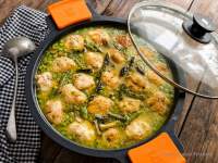   Albóndigas de merluza fresca en salsa verde. Guiso a la antigua.
