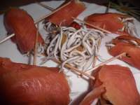   ROLLITOS DE SALMÓN CON GULAS