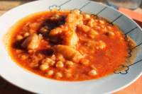   Garbanzos con rape y salsa de tomate