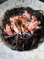   Espaguetis negros con salmón ahumado